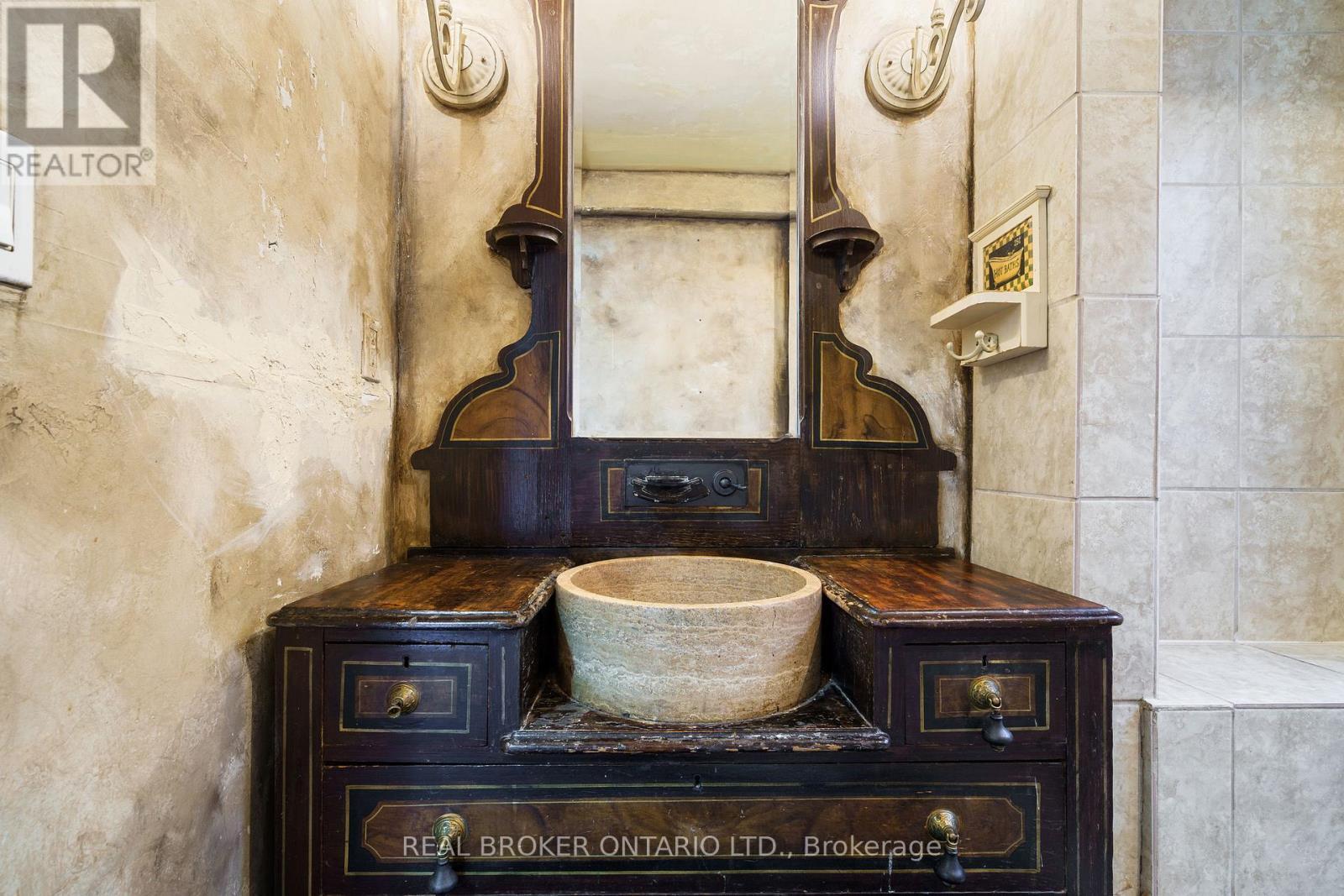 125 Grant Avenue, Hamilton, ON - Indoor