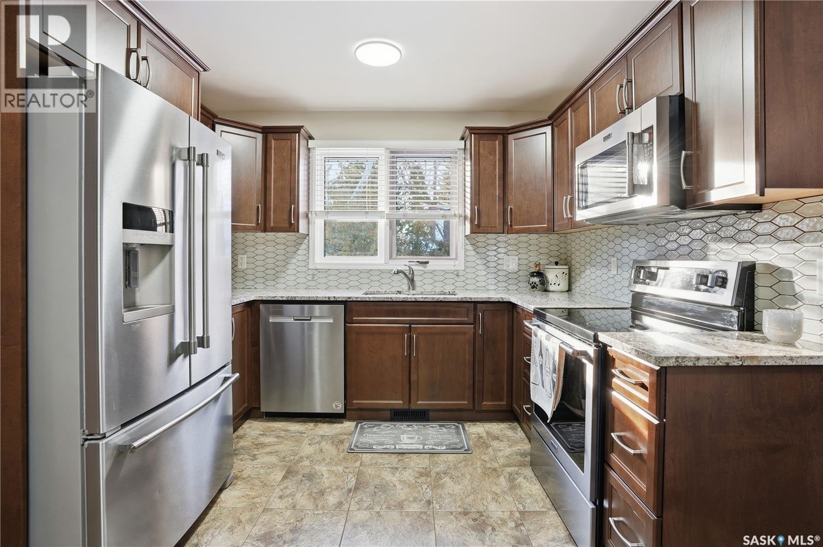 219 Sunset Drive, Regina, SK - Indoor Photo Showing Kitchen With Upgraded Kitchen