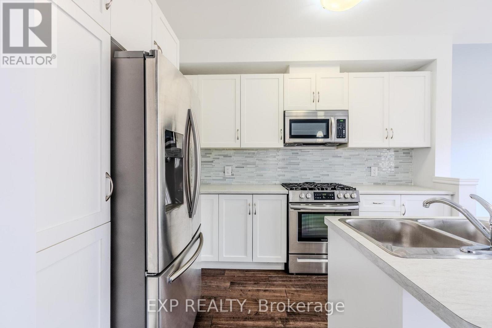 17 Severino Circle, West Lincoln, ON - Indoor Photo Showing Kitchen With Double Sink