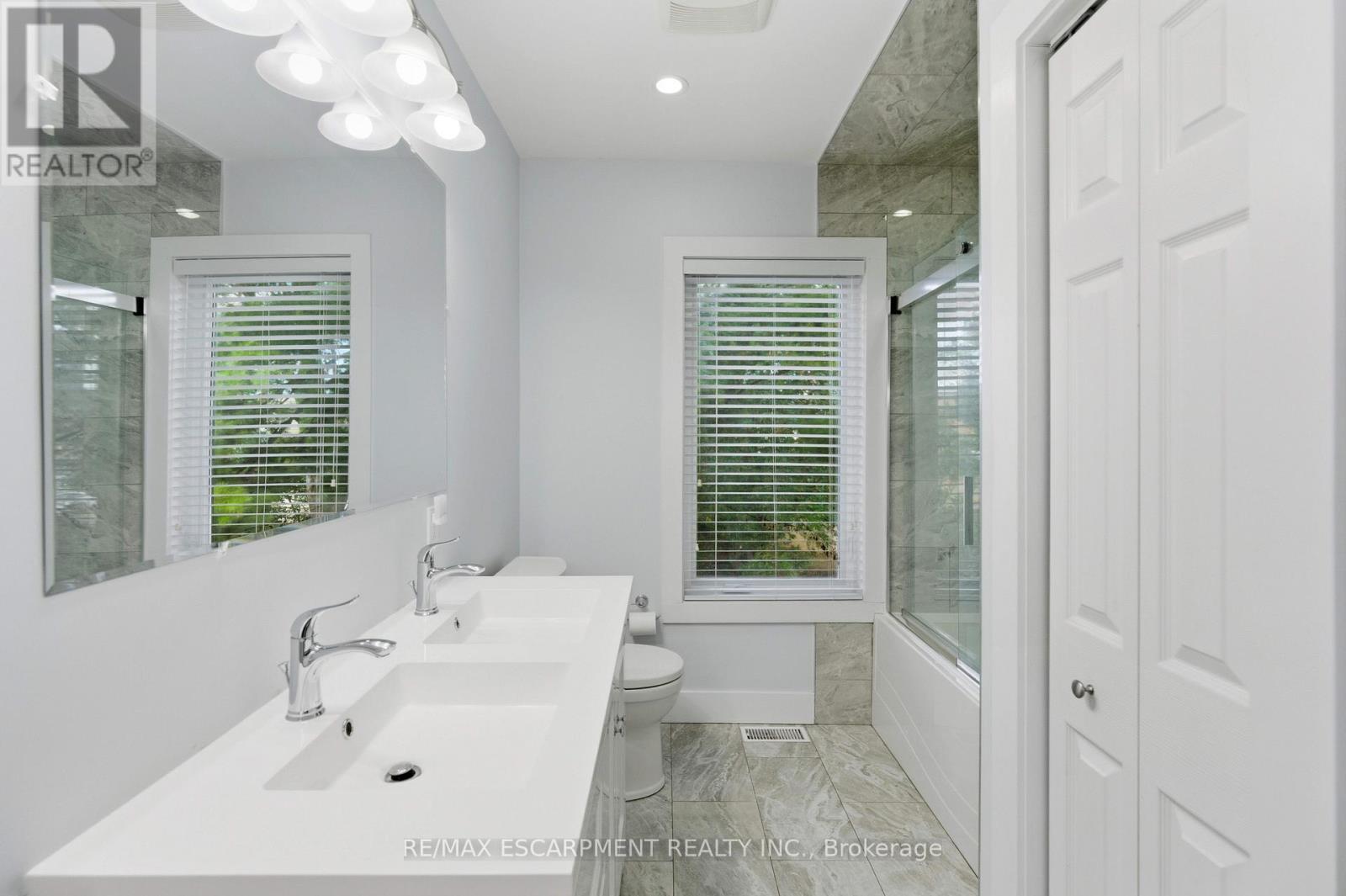199 Jackson Street E, Hamilton, ON - Indoor Photo Showing Bathroom