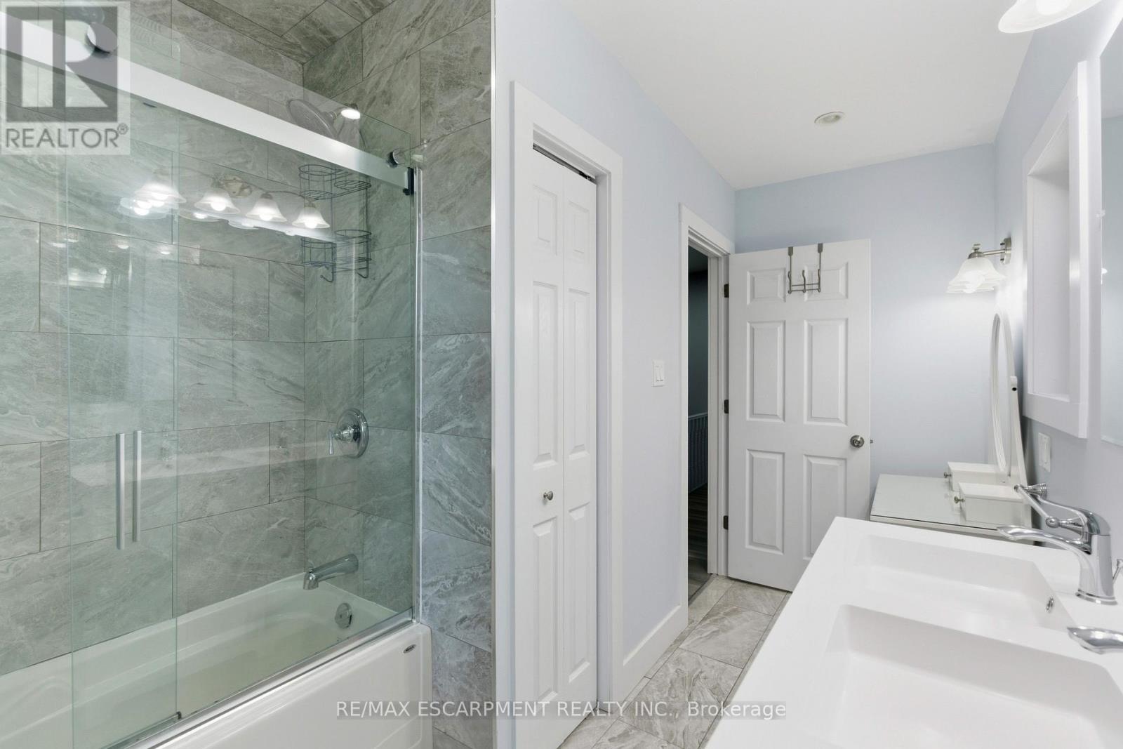 199 Jackson Street E, Hamilton, ON - Indoor Photo Showing Bathroom