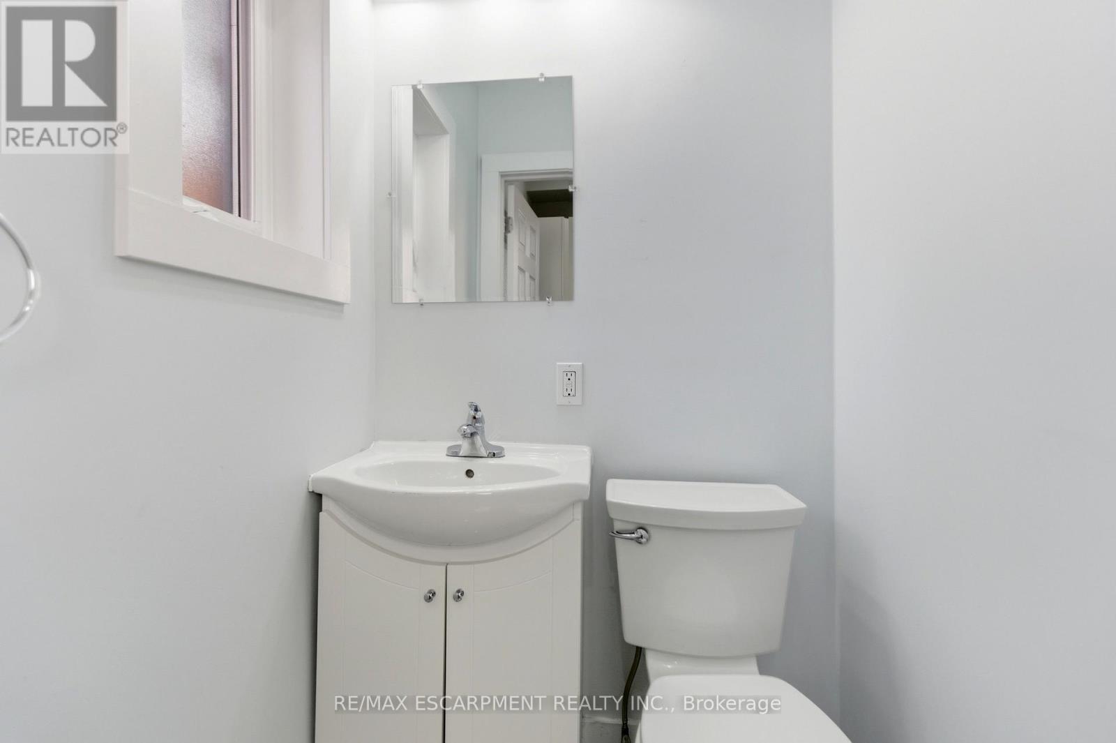 199 Jackson Street E, Hamilton, ON - Indoor Photo Showing Bathroom