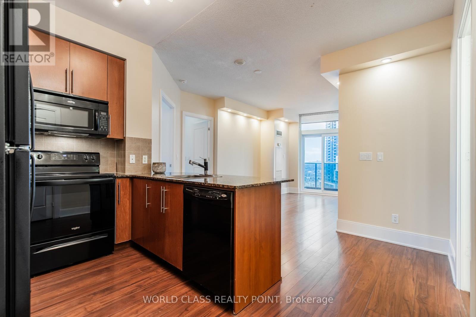 1402 - 330 Burnhamthorpe Road W, Mississauga, ON - Indoor Photo Showing Kitchen