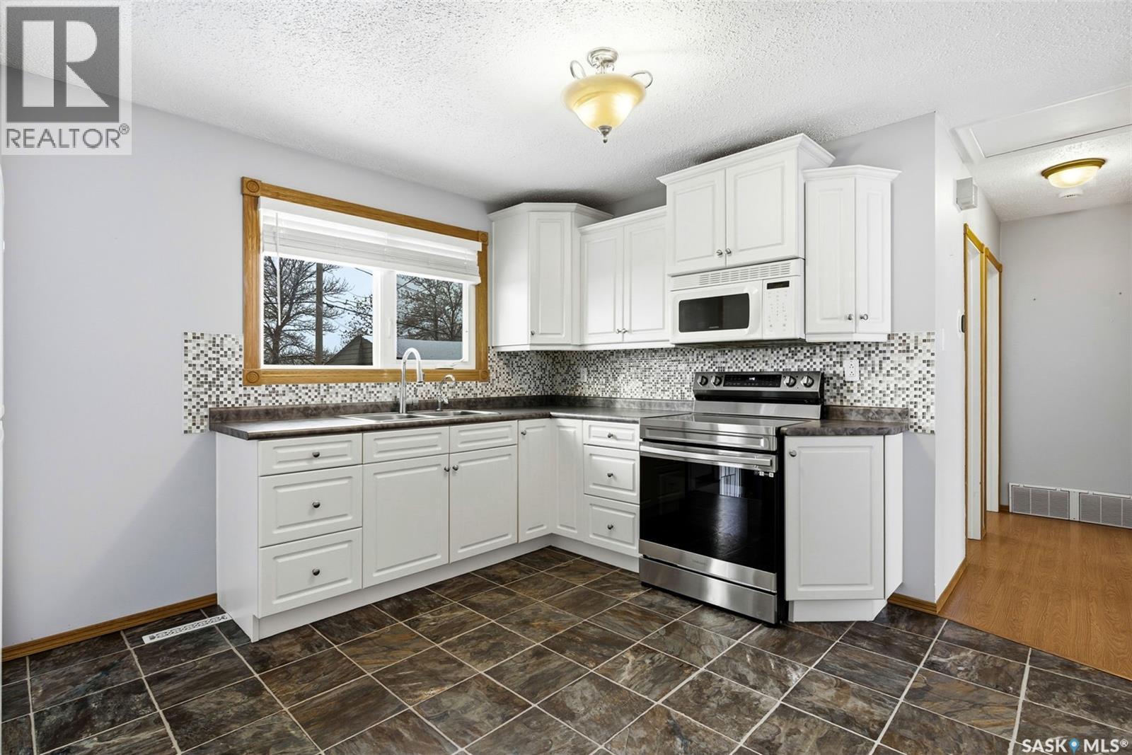 3111 Avonhurst Drive, Regina, SK - Indoor Photo Showing Kitchen With Double Sink