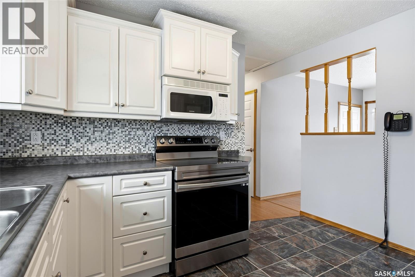 3111 Avonhurst Drive, Regina, SK - Indoor Photo Showing Kitchen