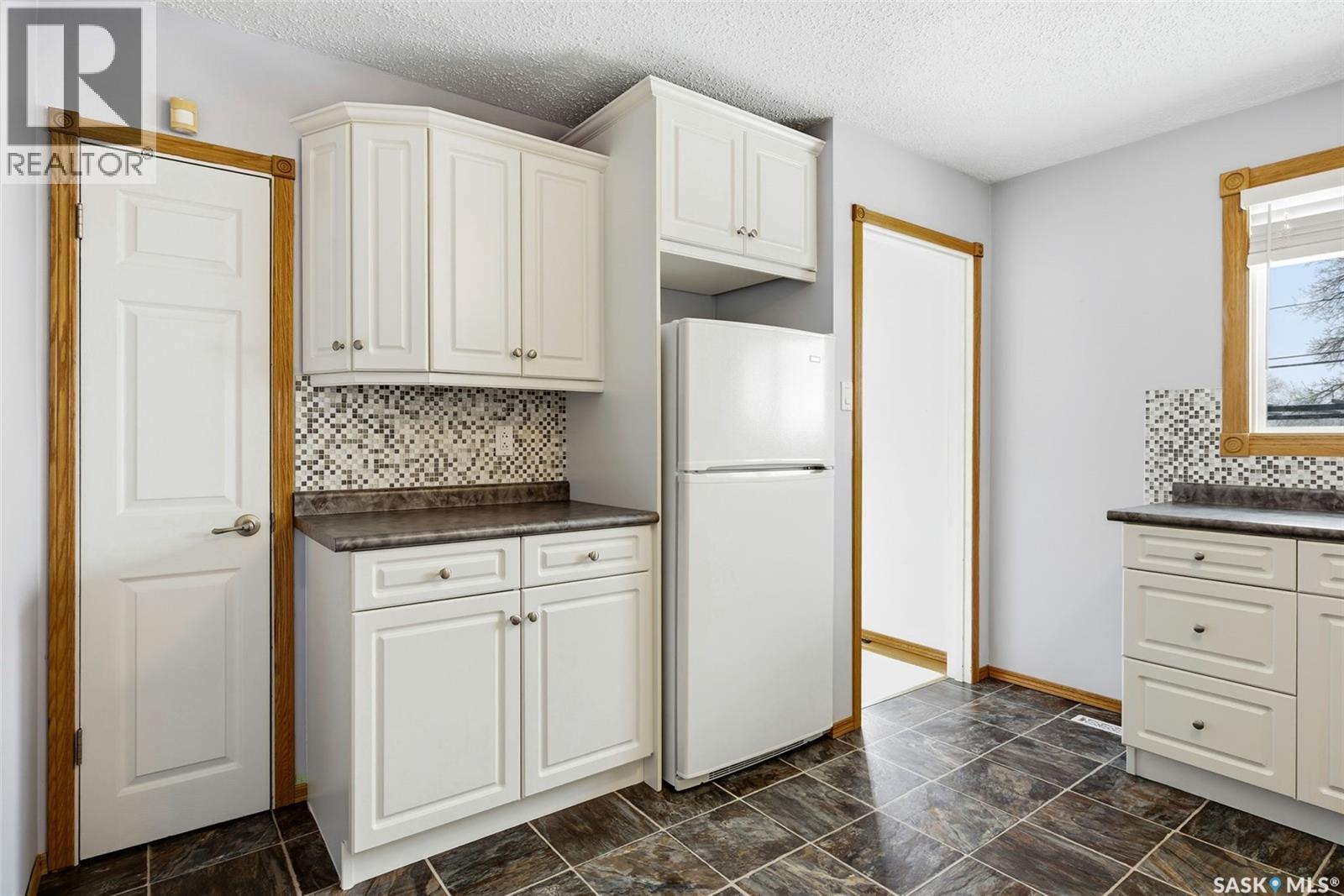 3111 Avonhurst Drive, Regina, SK - Indoor Photo Showing Kitchen