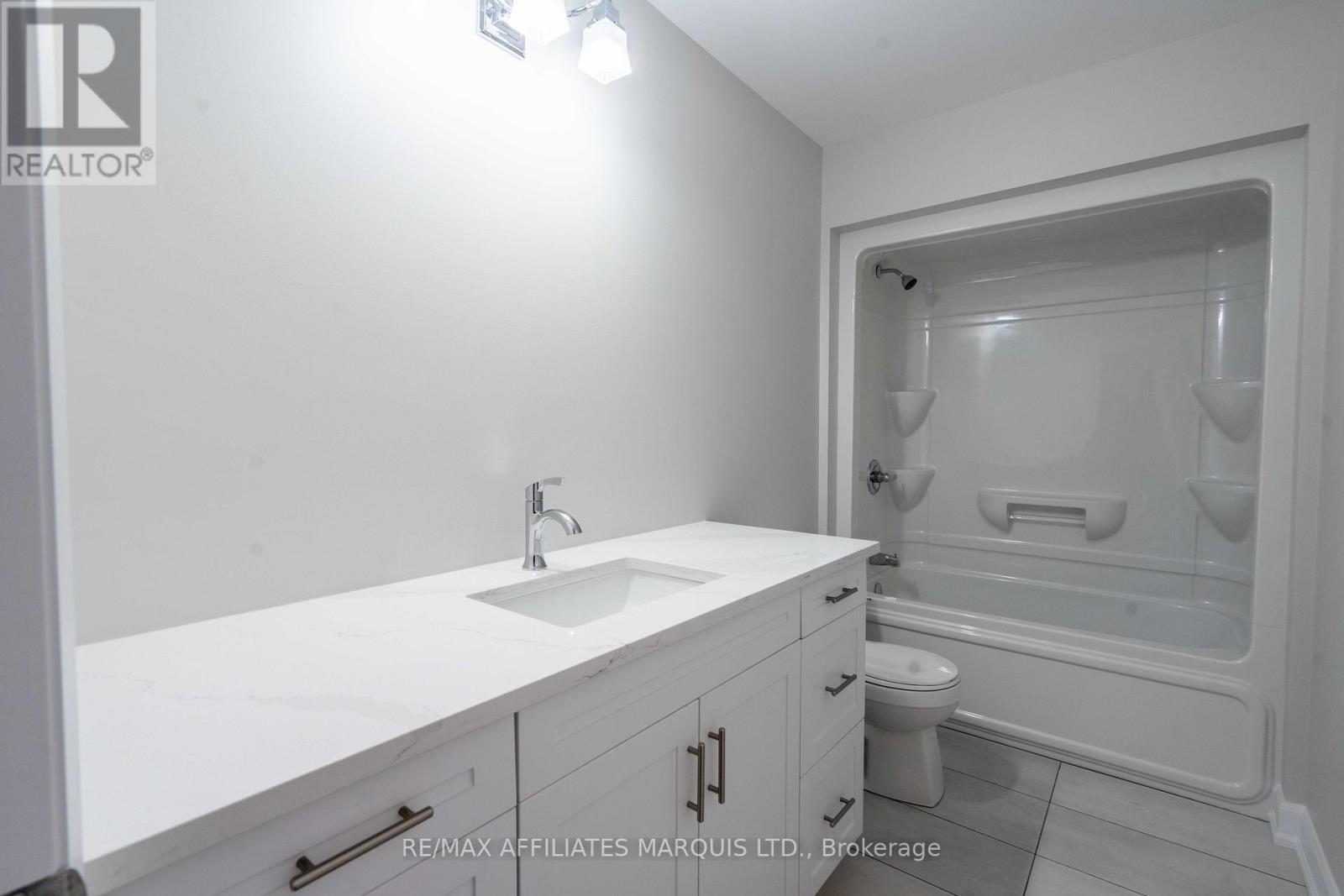 100 Woodland Drive, Cornwall, ON - Indoor Photo Showing Bathroom