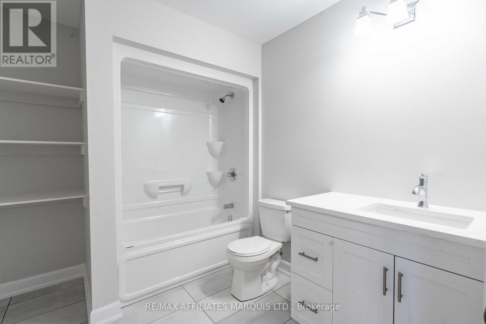 100 Woodland Drive, Cornwall, ON - Indoor Photo Showing Bathroom