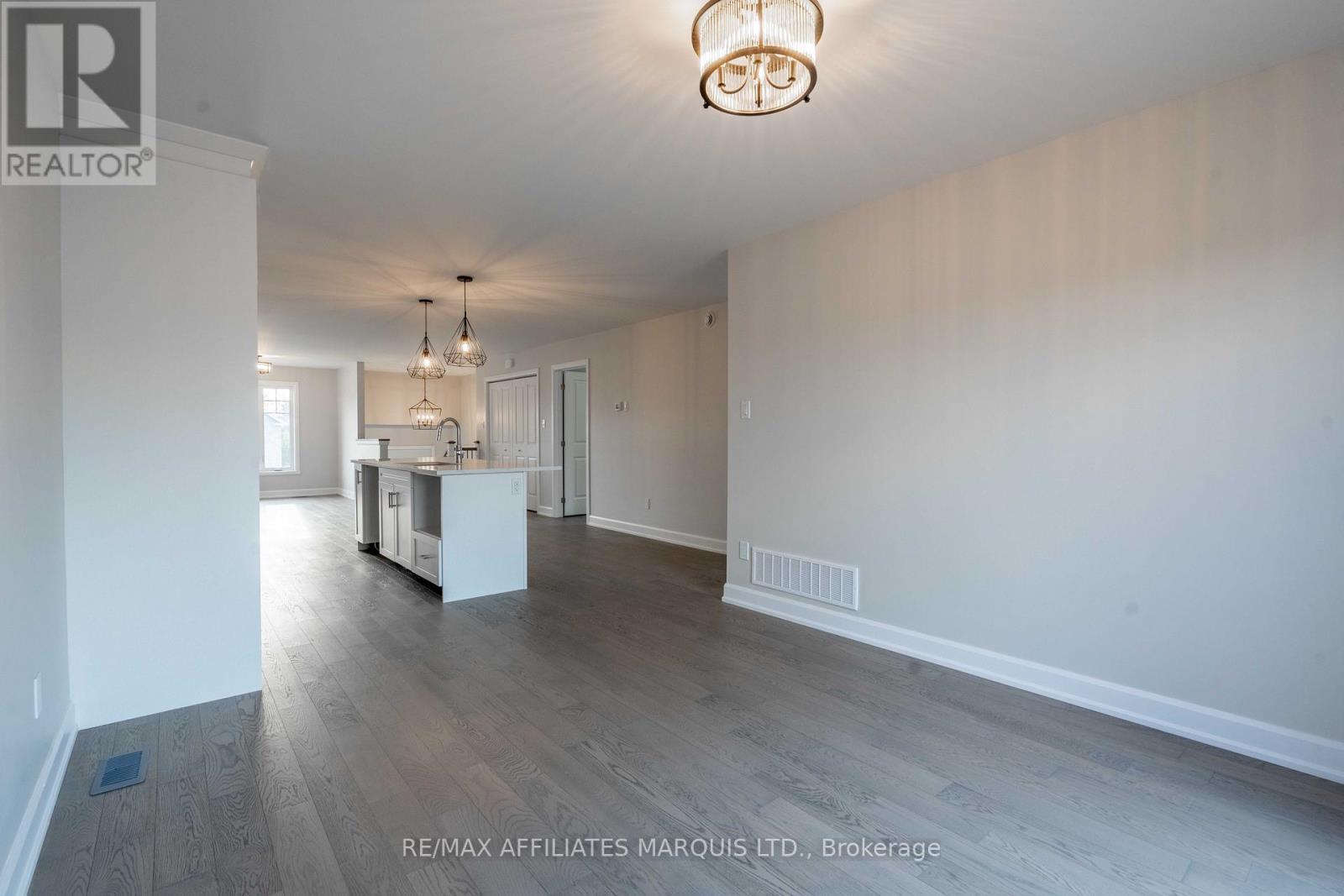 100 Woodland Drive, Cornwall, ON - Indoor