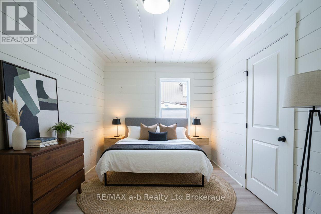 14 Old Vienna Road, Tillsonburg, ON - Indoor Photo Showing Bedroom