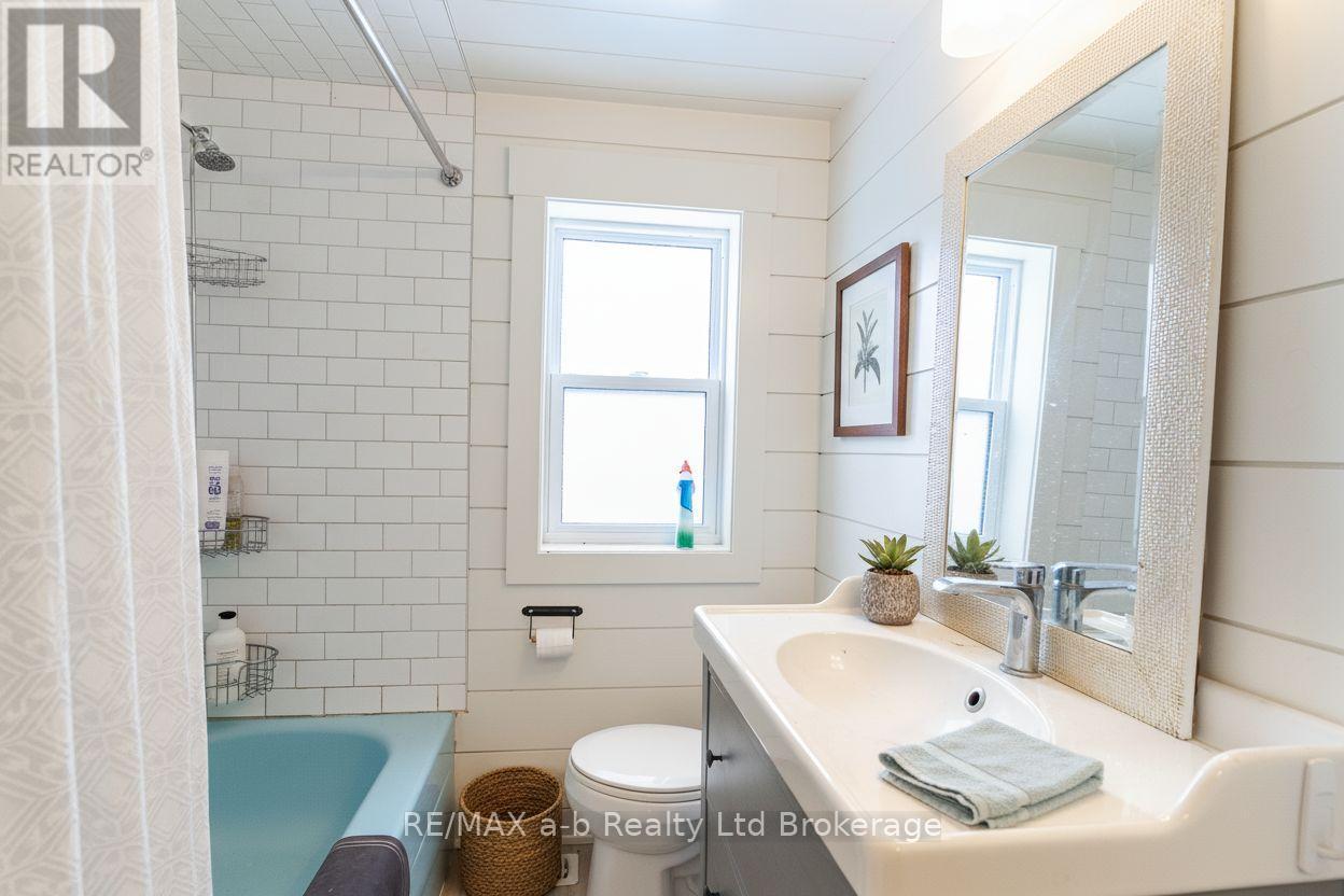 14 Old Vienna Road, Tillsonburg, ON - Indoor Photo Showing Bathroom