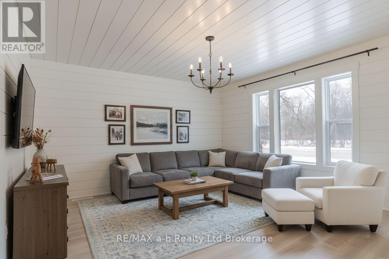 14 Old Vienna Road, Tillsonburg, ON - Indoor Photo Showing Living Room