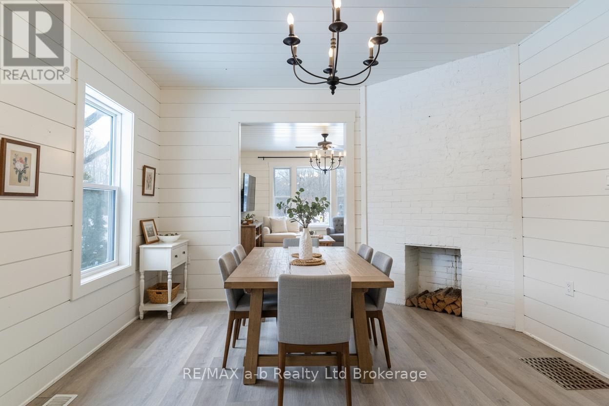 14 Old Vienna Road, Tillsonburg, ON - Indoor Photo Showing Dining Room