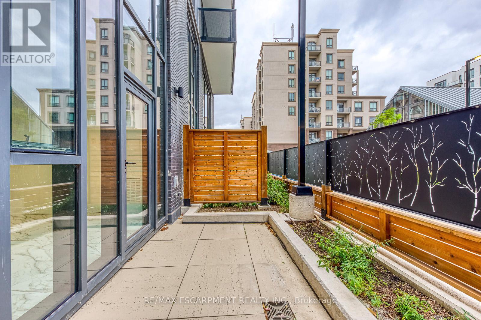 112 - 2450 Old Bronte Road, Oakville, ON - Outdoor