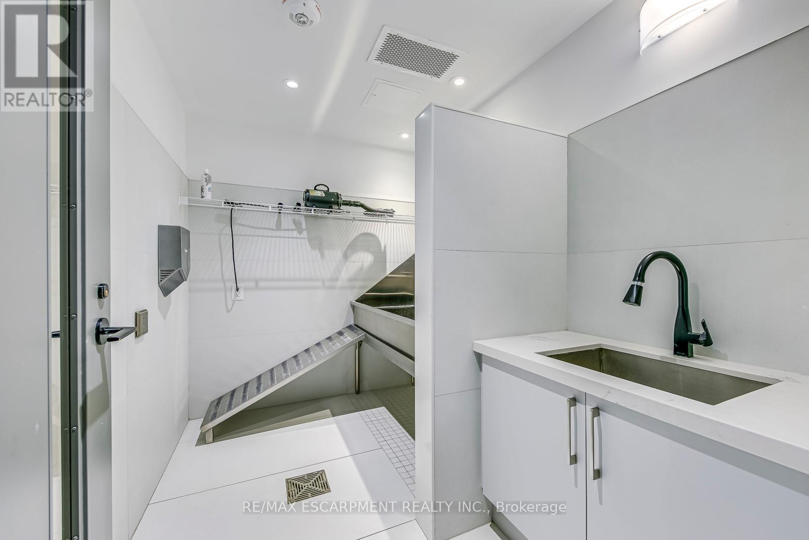 112 - 2450 Old Bronte Road, Oakville, ON - Indoor Photo Showing Laundry Room