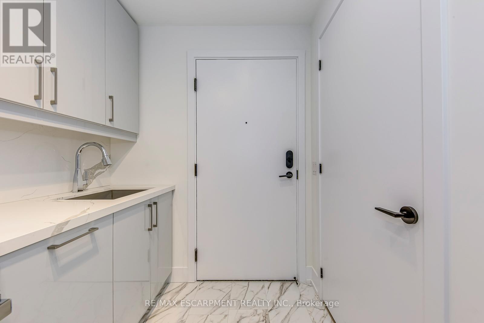 112 - 2450 Old Bronte Road, Oakville, ON - Indoor