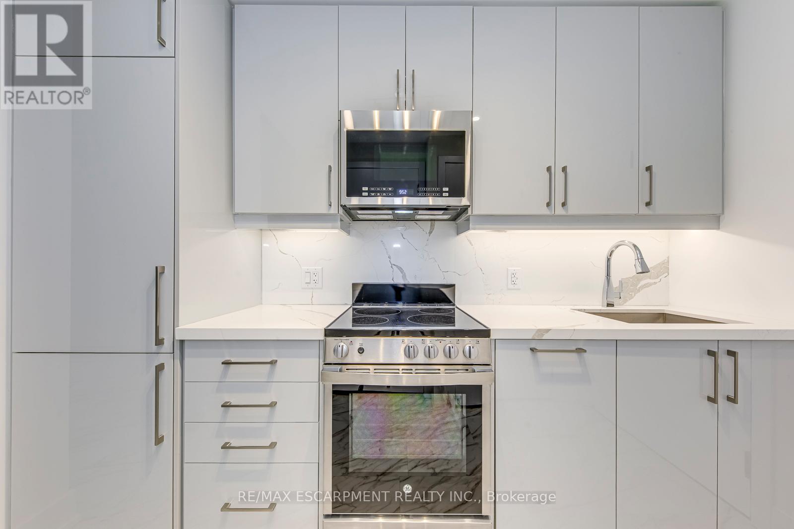 112 - 2450 Old Bronte Road, Oakville, ON - Indoor Photo Showing Kitchen