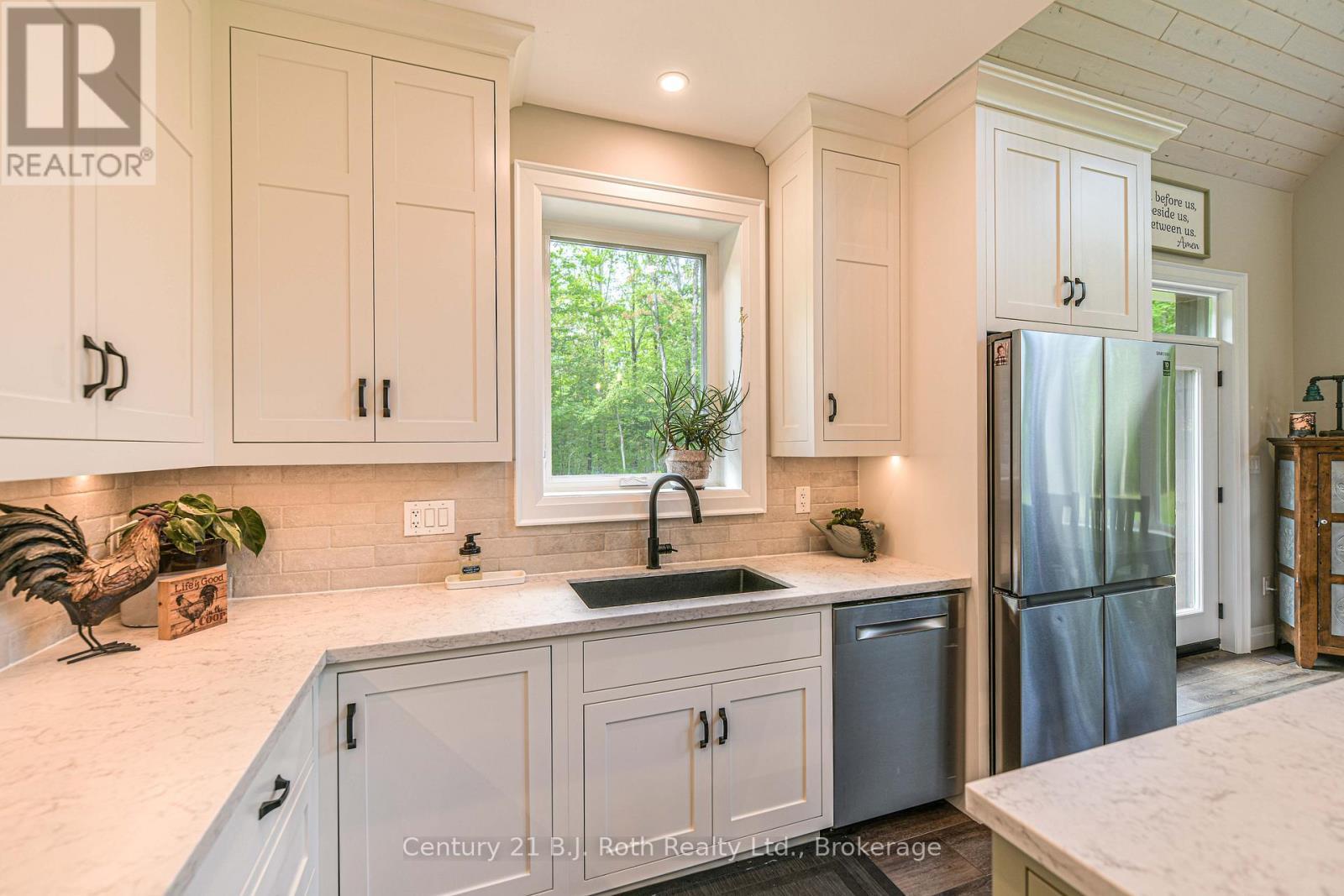 3082 Fairgrounds Road, Severn, ON - Indoor Photo Showing Kitchen