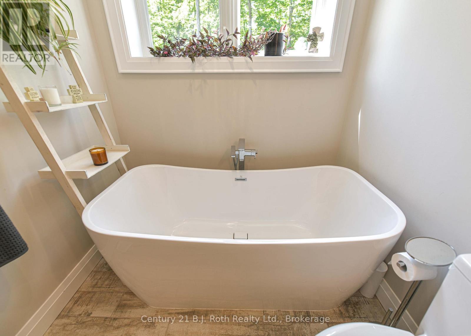 3082 Fairgrounds Road, Severn, ON - Indoor Photo Showing Bathroom