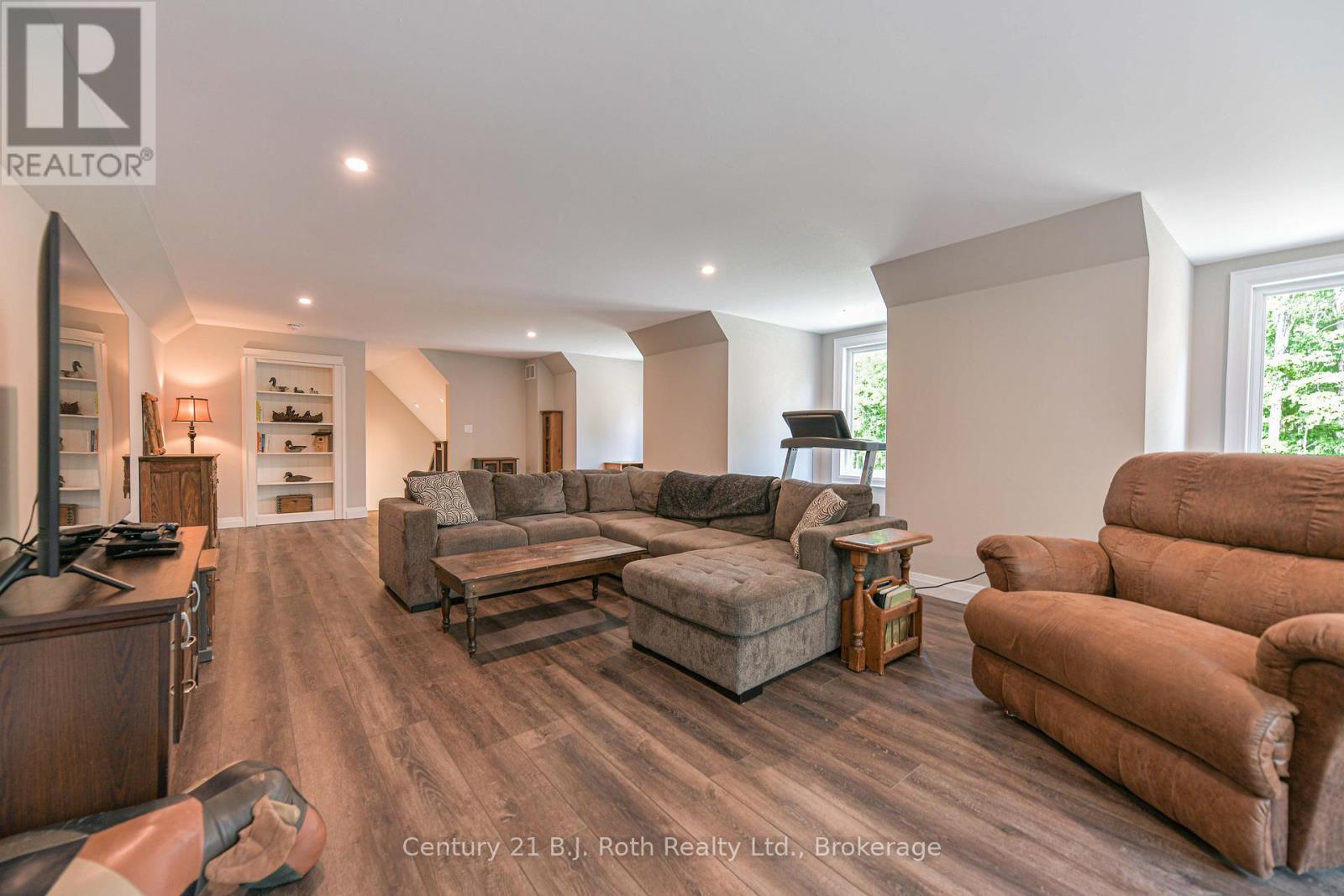 3082 Fairgrounds Road, Severn, ON - Indoor Photo Showing Living Room