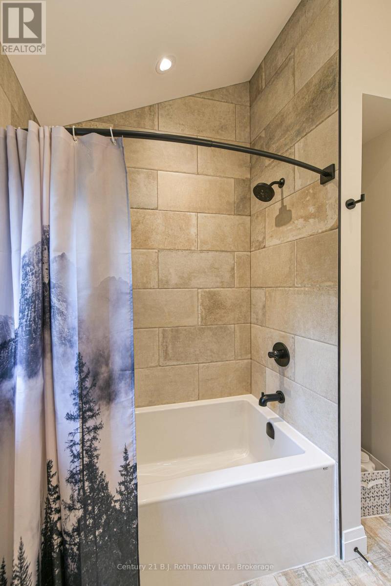 3082 Fairgrounds Road, Severn, ON - Indoor Photo Showing Bathroom