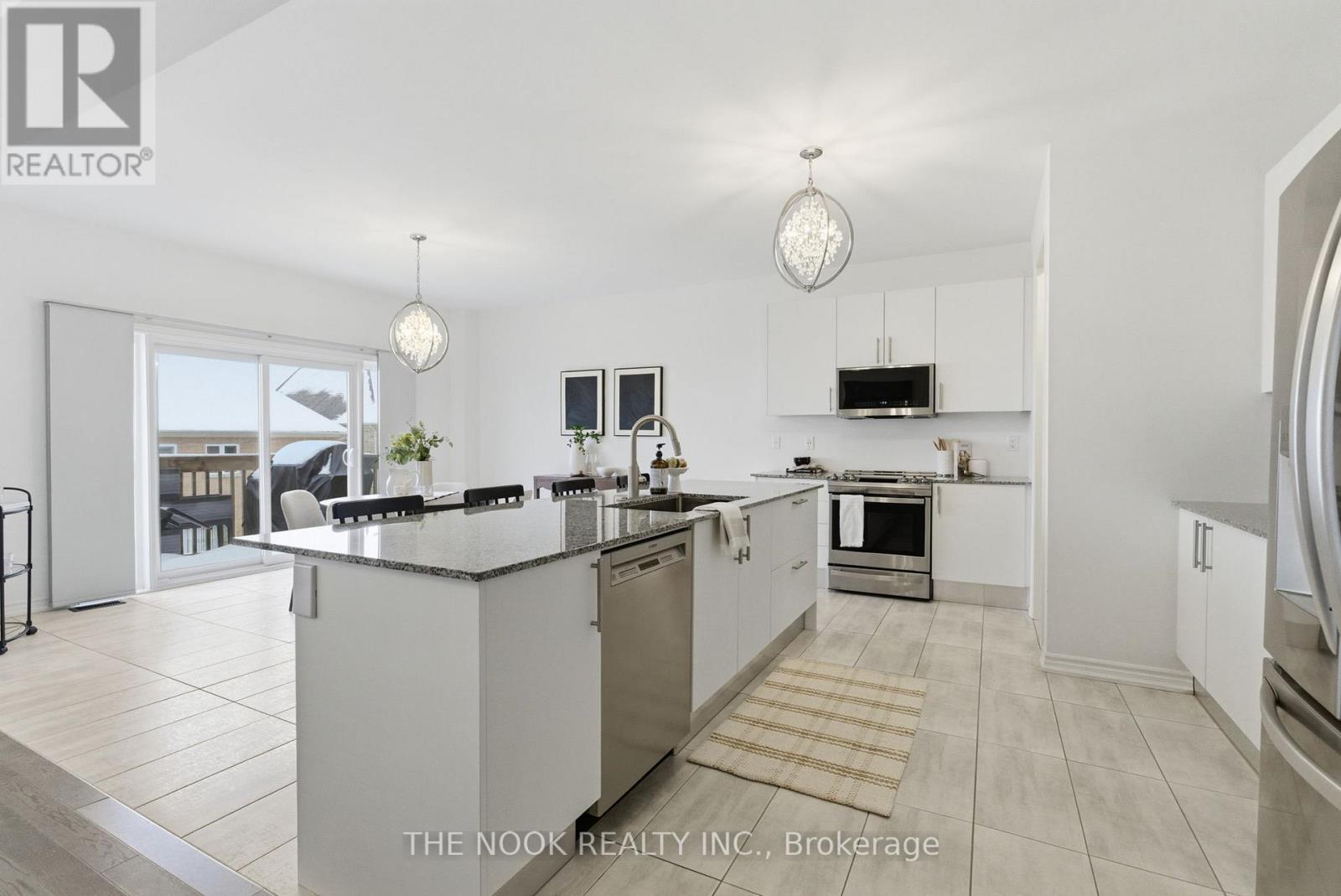 141 Lyle Drive, Clarington (Bowmanville), ON - Indoor Photo Showing Kitchen With Upgraded Kitchen