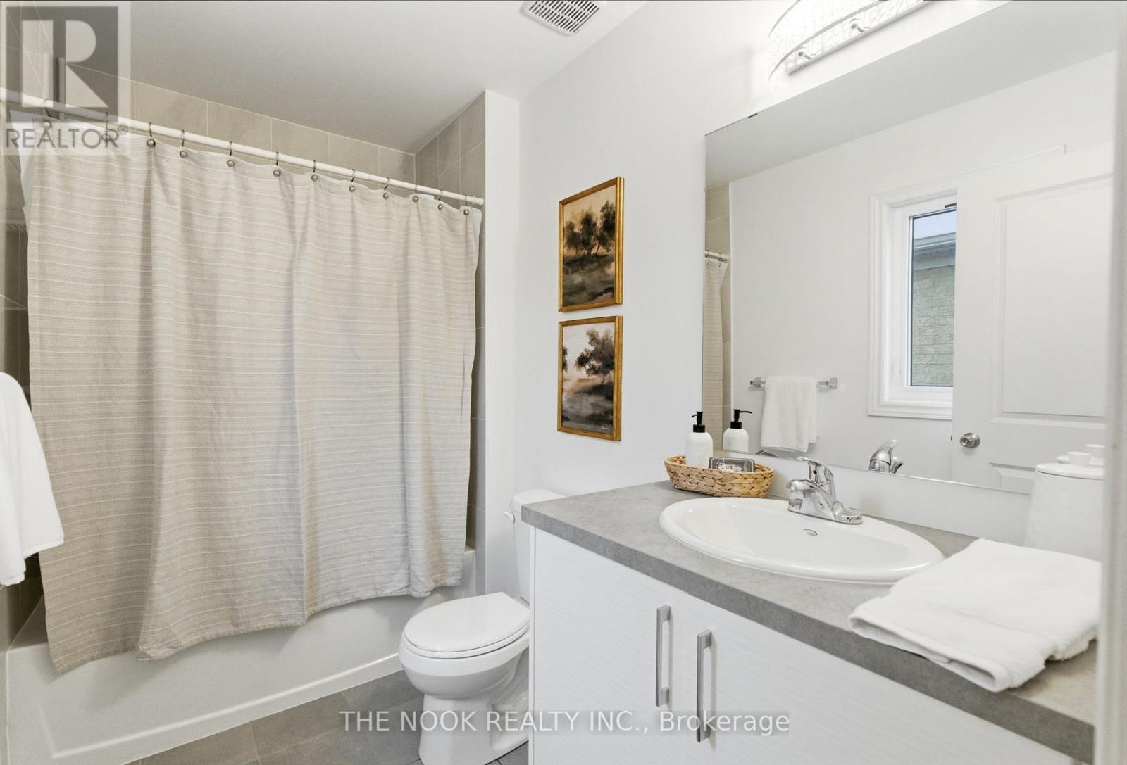 141 Lyle Drive, Clarington (Bowmanville), ON - Indoor Photo Showing Bathroom