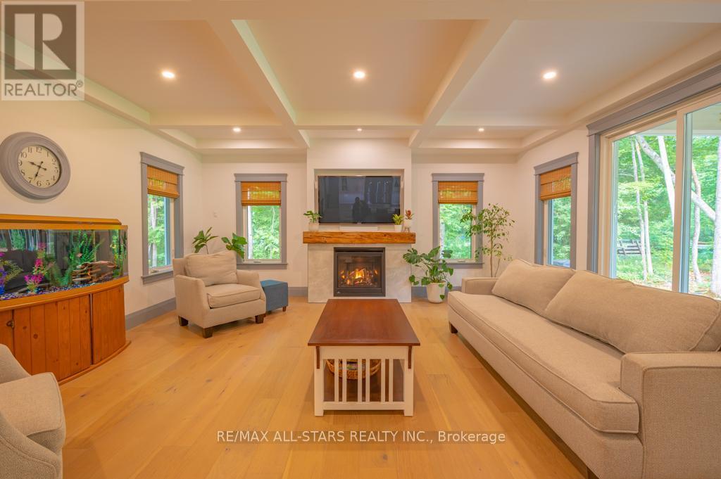 228 Riverside Drive, Kawartha Lakes (Bobcaygeon), ON - Indoor Photo Showing Living Room With Fireplace
