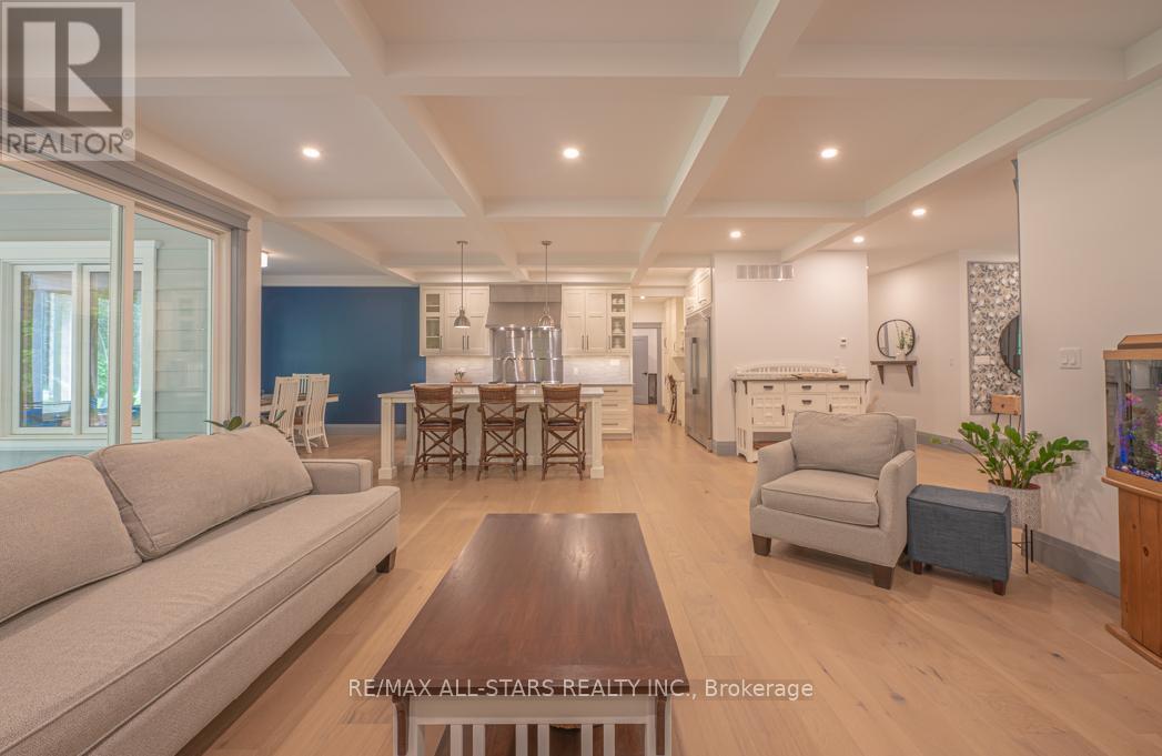 228 Riverside Drive, Kawartha Lakes (Bobcaygeon), ON - Indoor Photo Showing Living Room