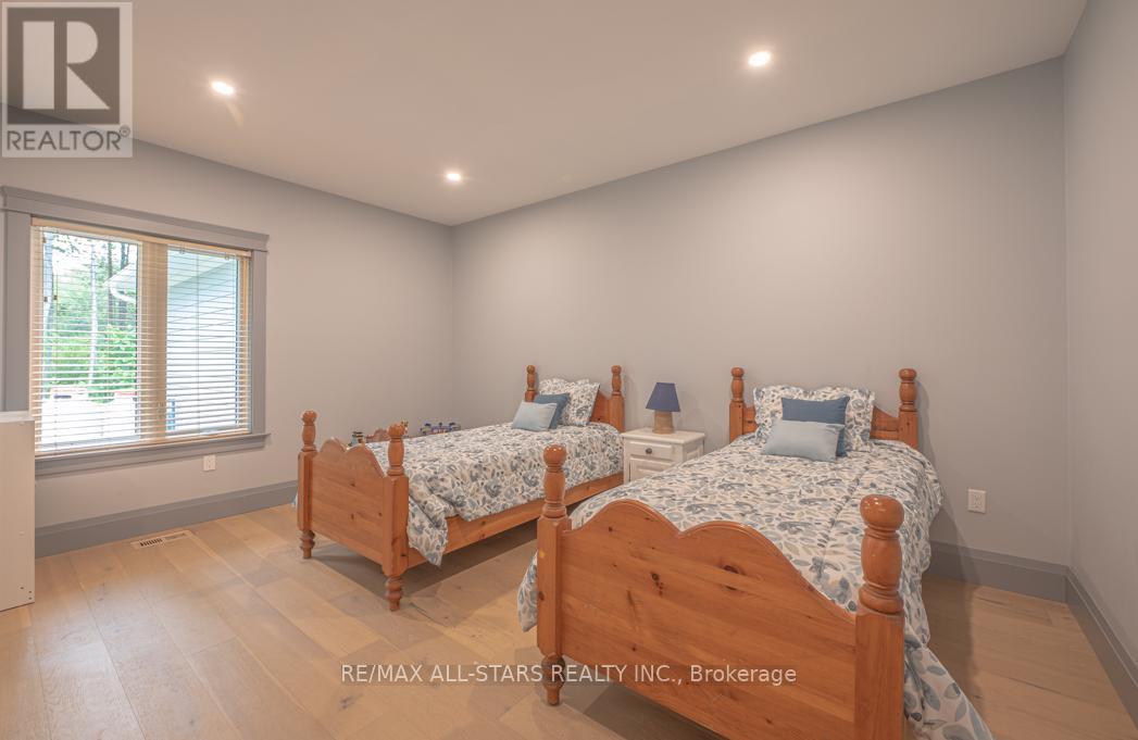 228 Riverside Drive, Kawartha Lakes (Bobcaygeon), ON - Indoor Photo Showing Bedroom
