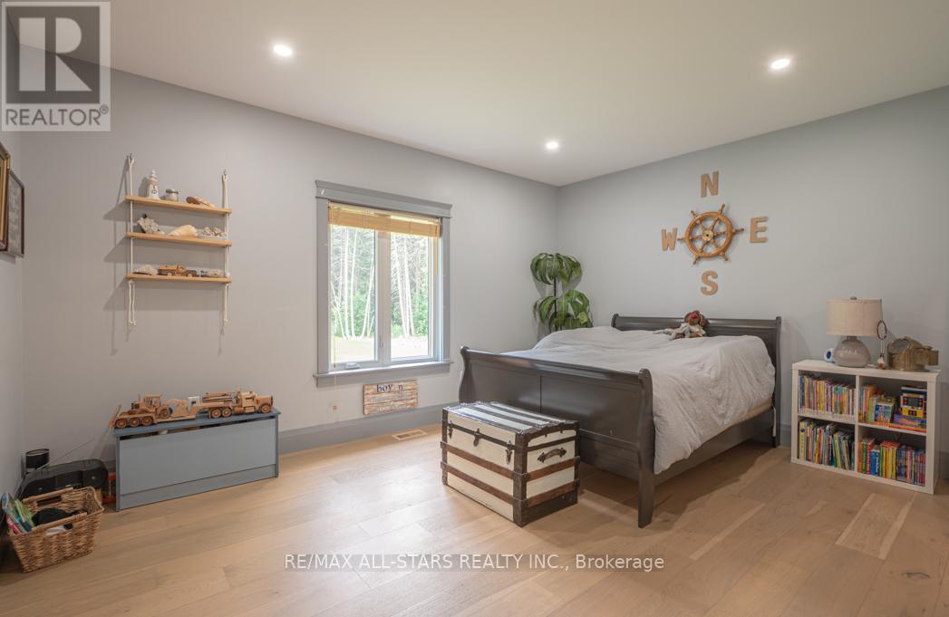 228 Riverside Drive, Kawartha Lakes (Bobcaygeon), ON - Indoor Photo Showing Bedroom