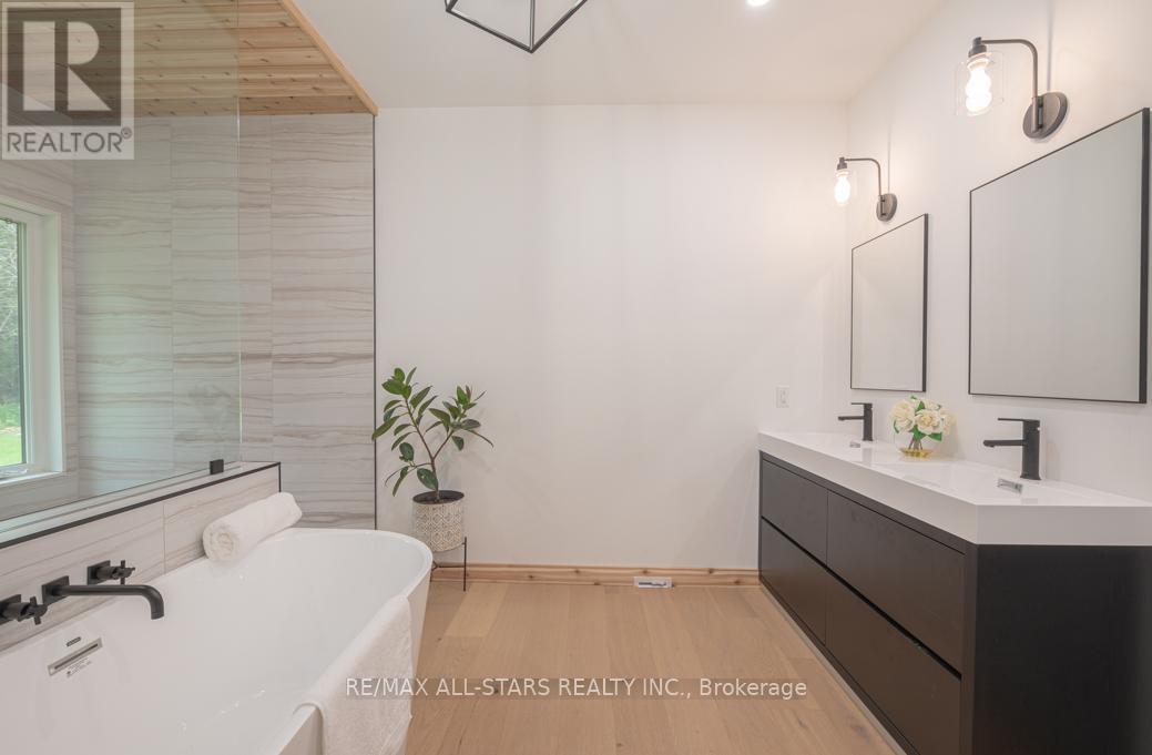 228 Riverside Drive, Kawartha Lakes (Bobcaygeon), ON - Indoor Photo Showing Bathroom