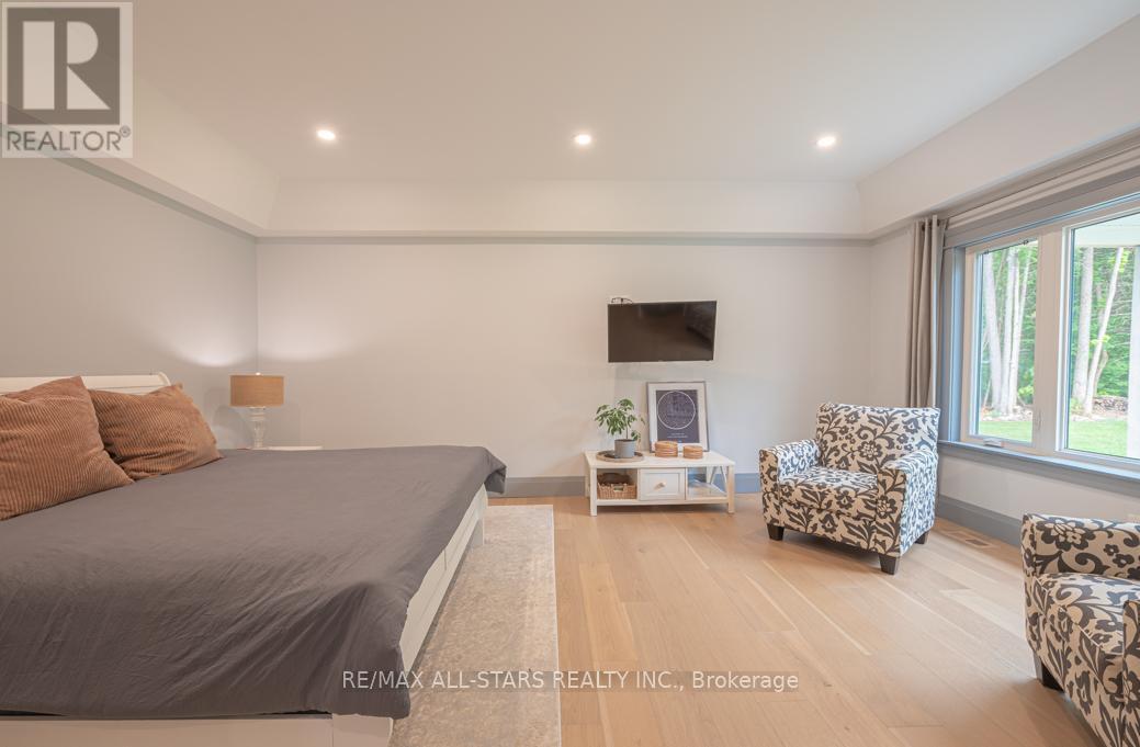 228 Riverside Drive, Kawartha Lakes (Bobcaygeon), ON - Indoor Photo Showing Bedroom