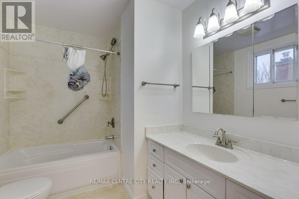 37 Westmorland Road, London South (South N), ON - Indoor Photo Showing Bathroom