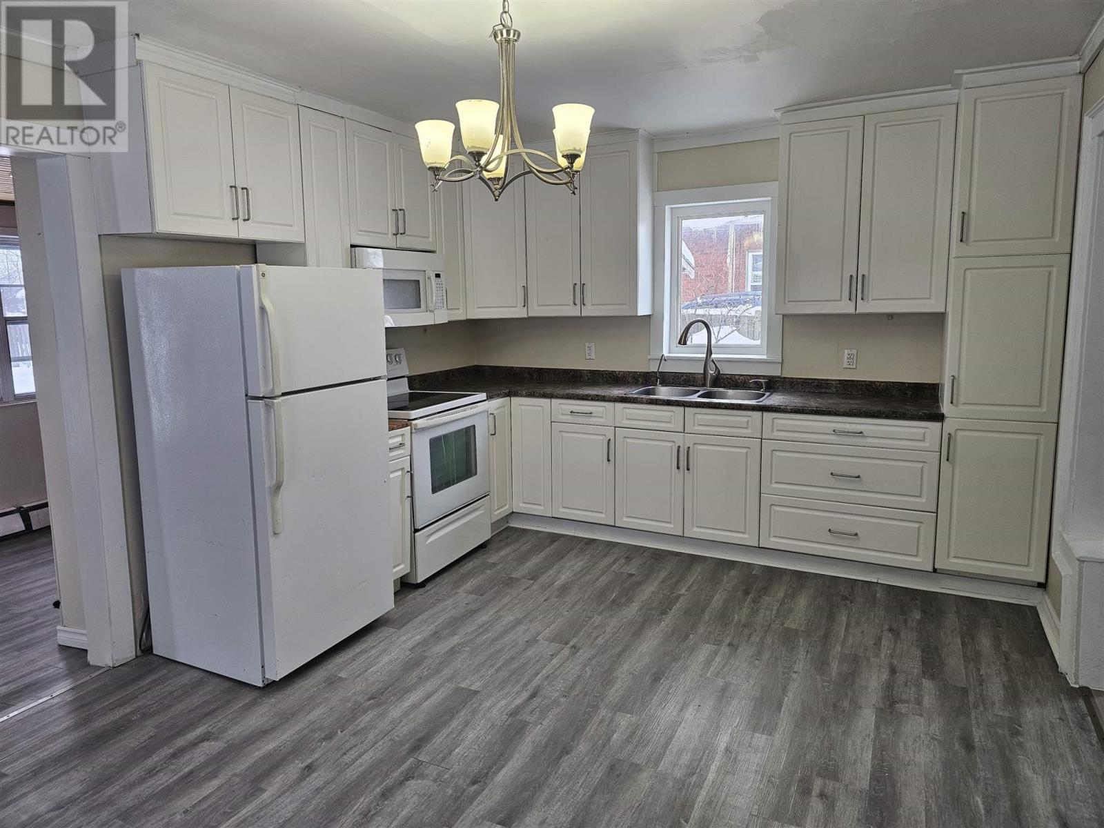 351 Bloor St W, Sault Ste. Marie, ON - Indoor Photo Showing Kitchen With Double Sink