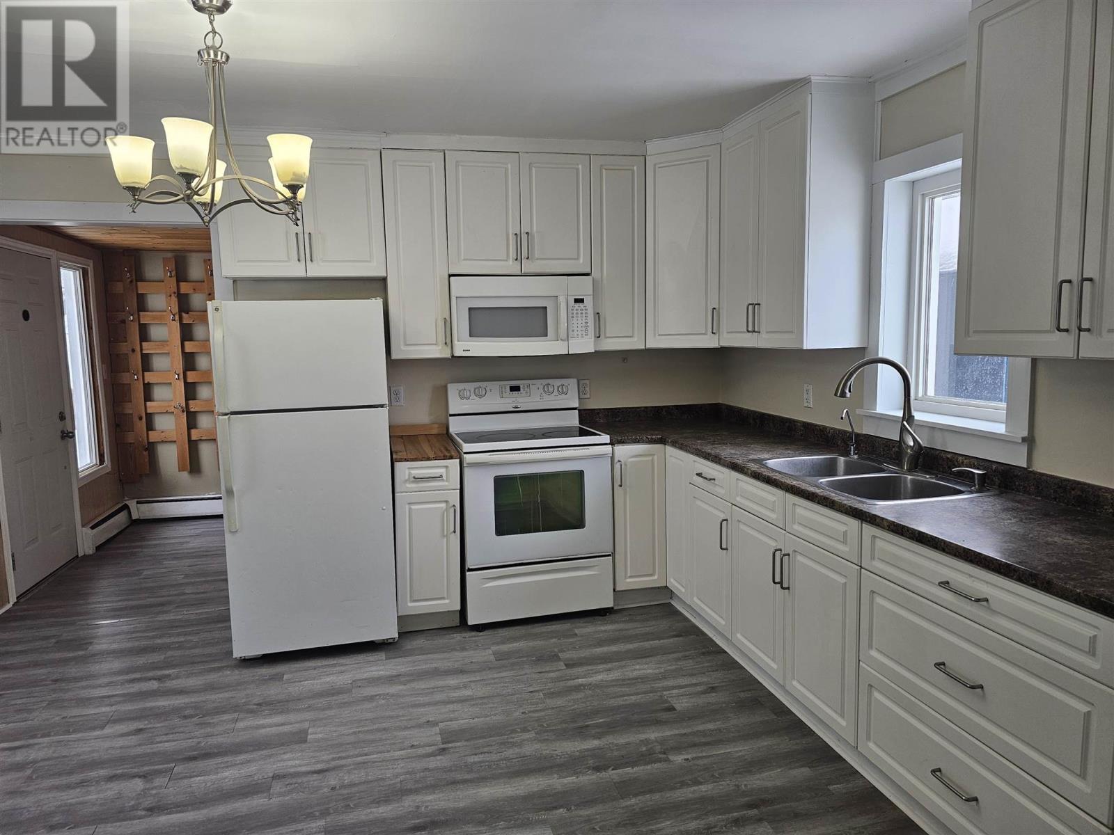351 Bloor St W, Sault Ste. Marie, ON - Indoor Photo Showing Kitchen With Double Sink