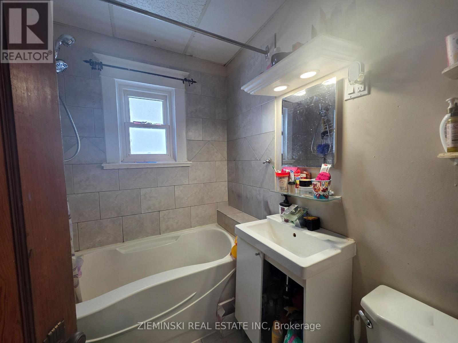 227 Toke Street, Timmins (Tne - Hill District), ON - Indoor Photo Showing Bathroom