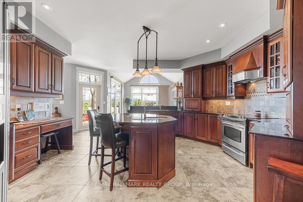 Large Kitchen with two sinks - 6980 Mansfield Road, Ottawa, ON - Indoor Photo Showing Kitchen