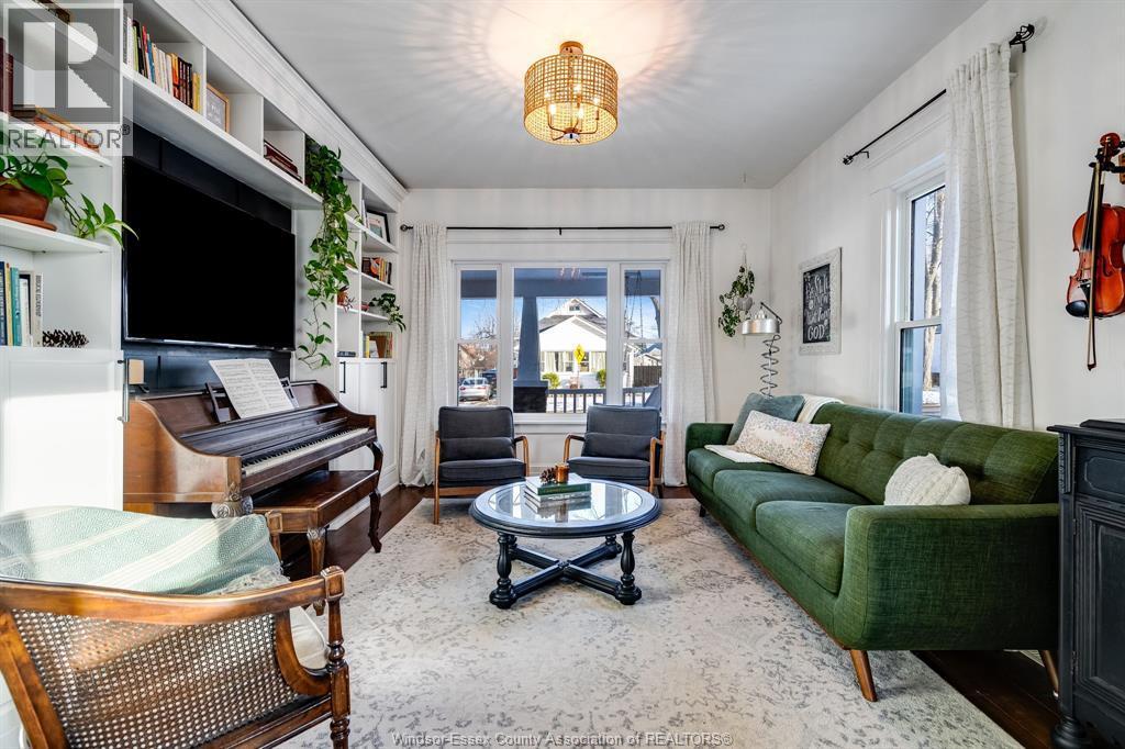 41 Fox Street, Leamington, ON - Indoor Photo Showing Living Room