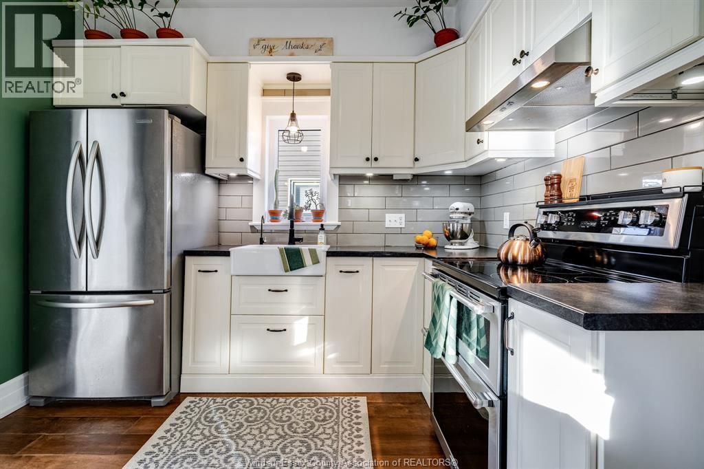 41 Fox Street, Leamington, ON - Indoor Photo Showing Kitchen With Upgraded Kitchen