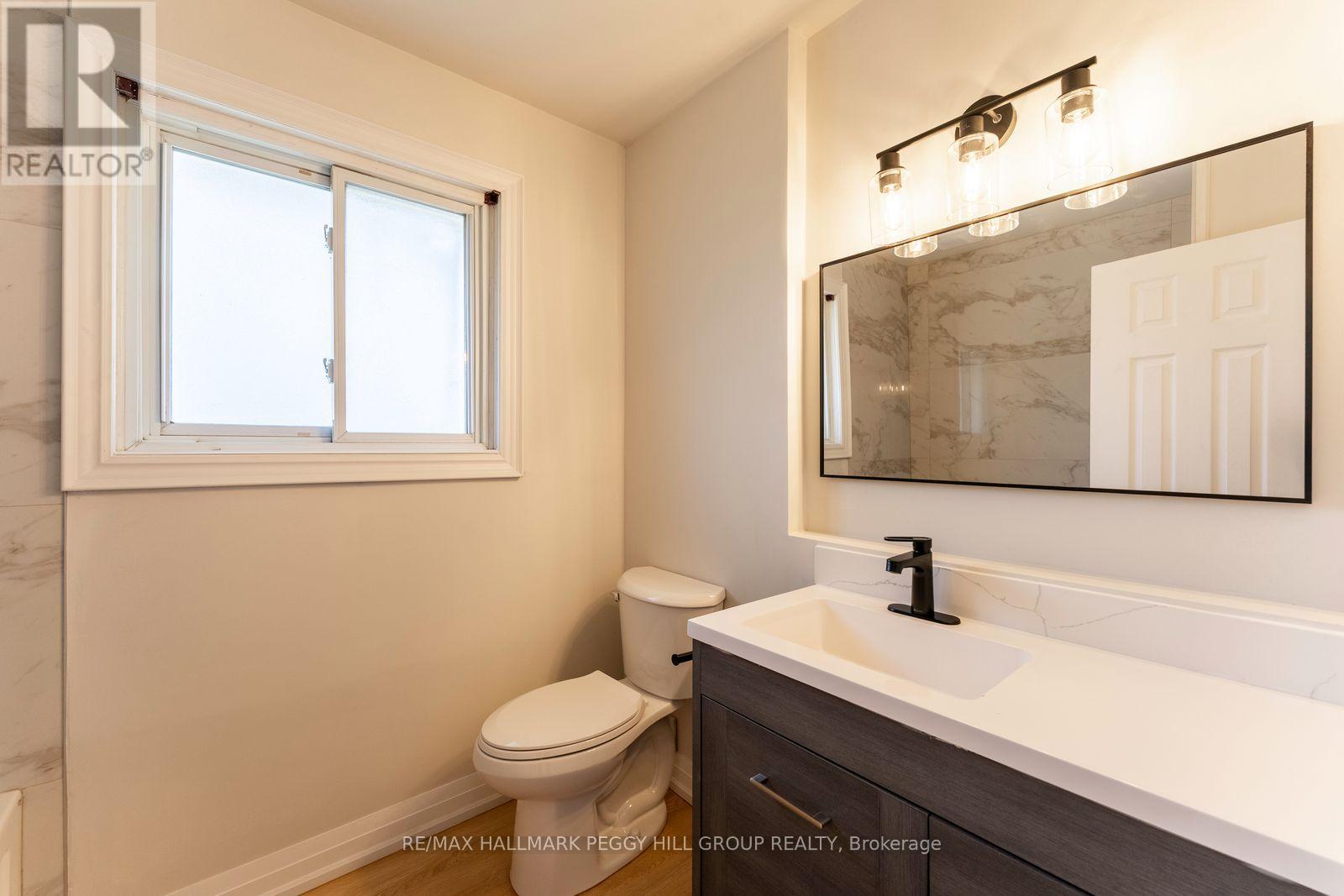 262 Duckworth Street, Barrie, ON - Indoor Photo Showing Bathroom