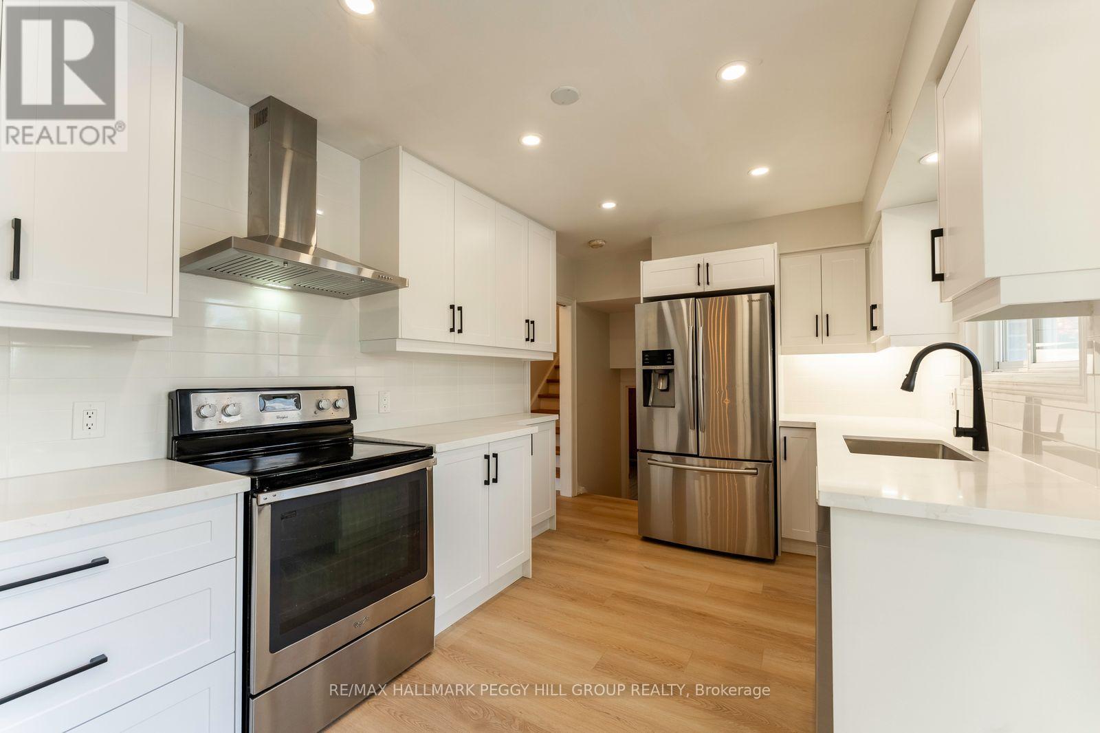 262 Duckworth Street, Barrie, ON - Indoor Photo Showing Kitchen With Upgraded Kitchen
