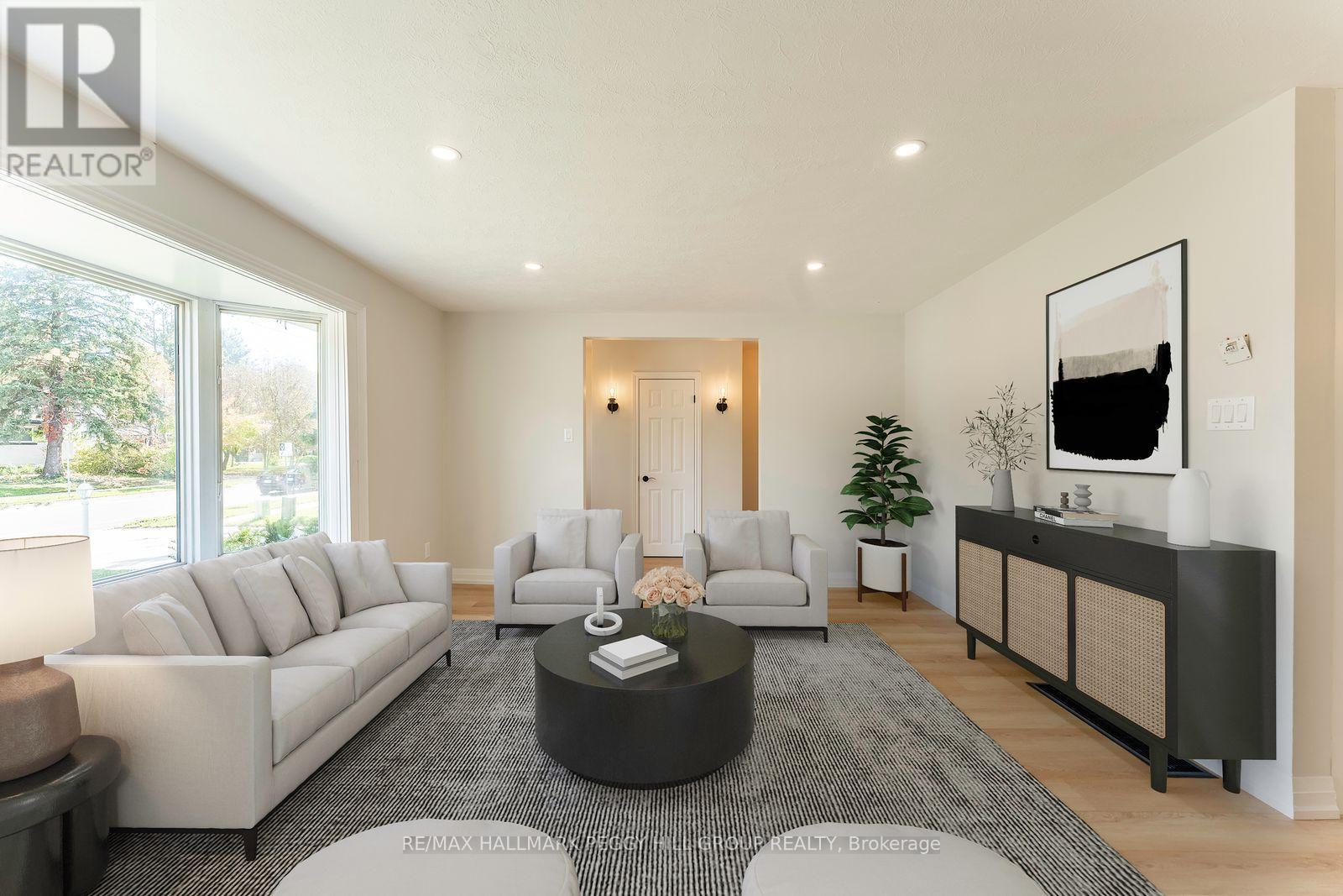 262 Duckworth Street, Barrie, ON - Indoor Photo Showing Living Room