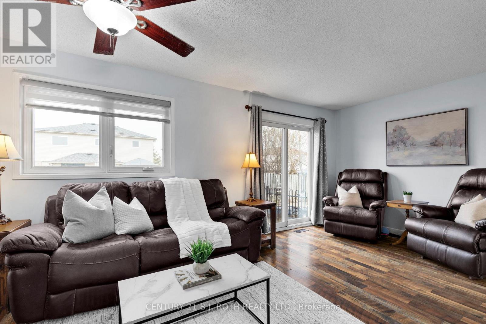 27 Golds Crescent, Barrie, ON - Indoor Photo Showing Living Room
