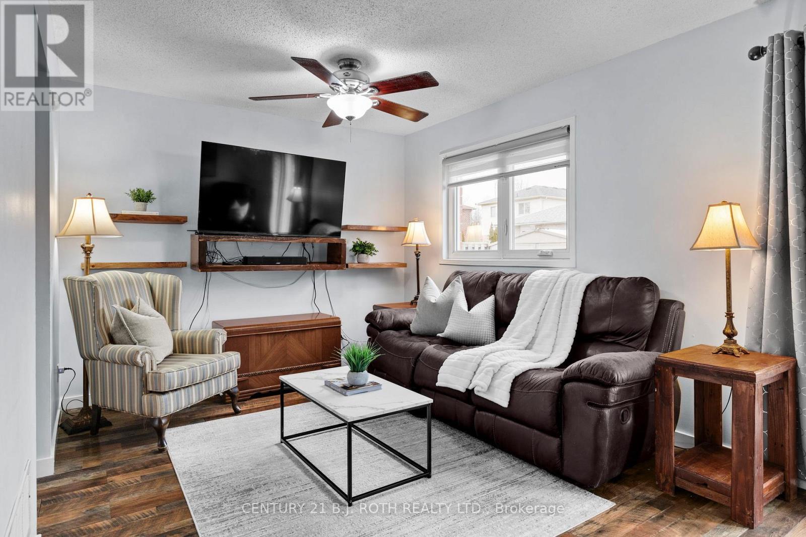 27 Golds Crescent, Barrie, ON - Indoor Photo Showing Living Room