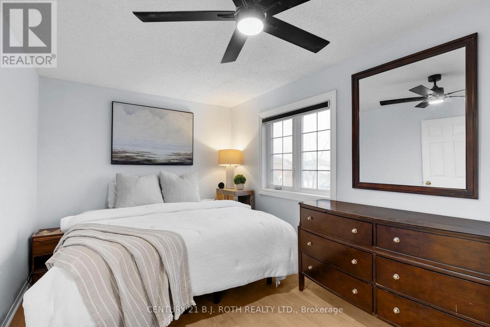 27 Golds Crescent, Barrie, ON - Indoor Photo Showing Bedroom