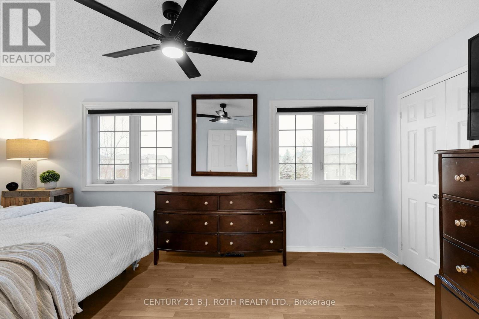 27 Golds Crescent, Barrie, ON - Indoor Photo Showing Bedroom