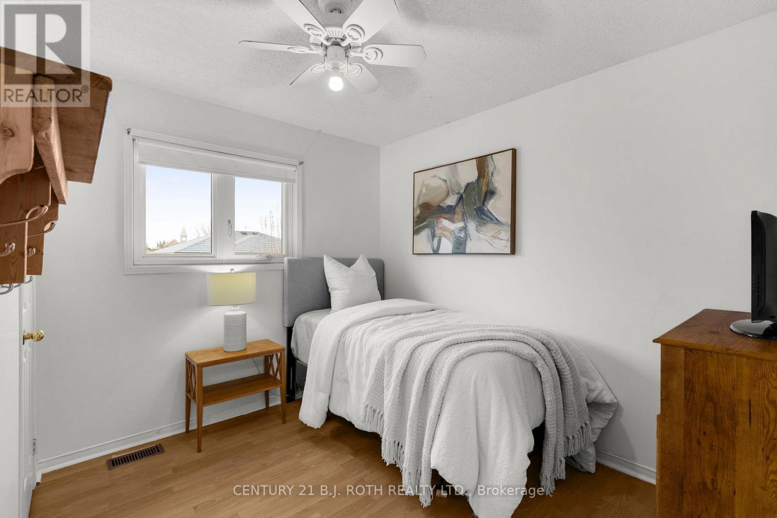 27 Golds Crescent, Barrie, ON - Indoor Photo Showing Bedroom