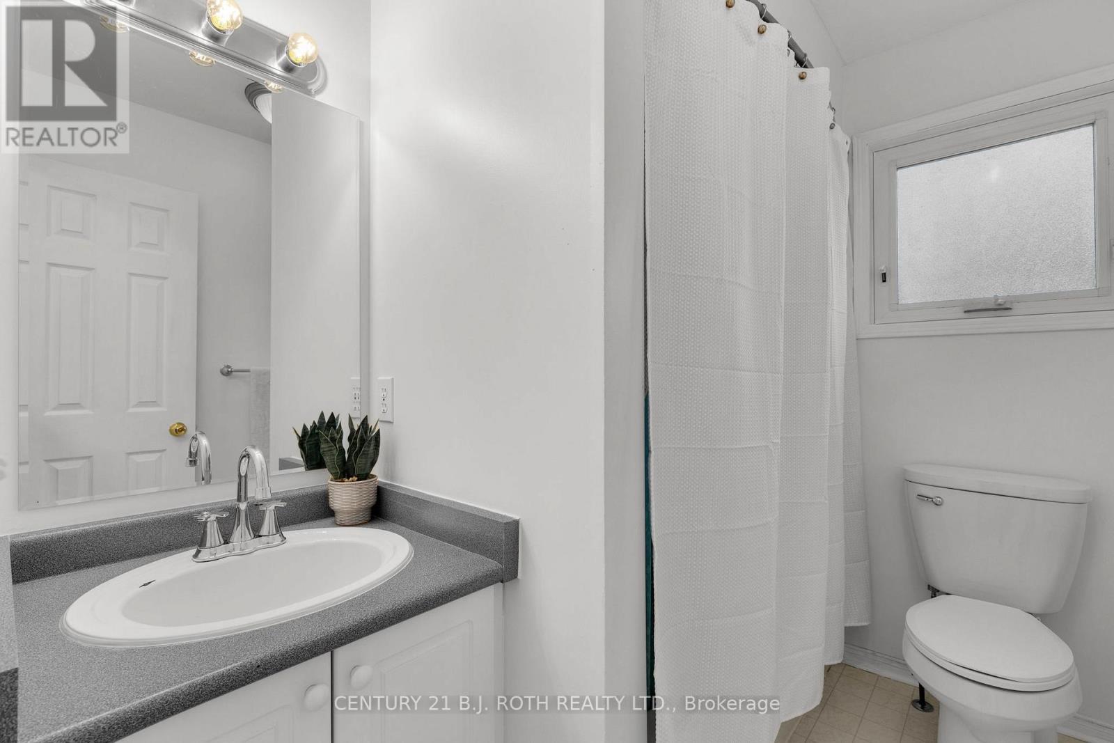 27 Golds Crescent, Barrie, ON - Indoor Photo Showing Bathroom