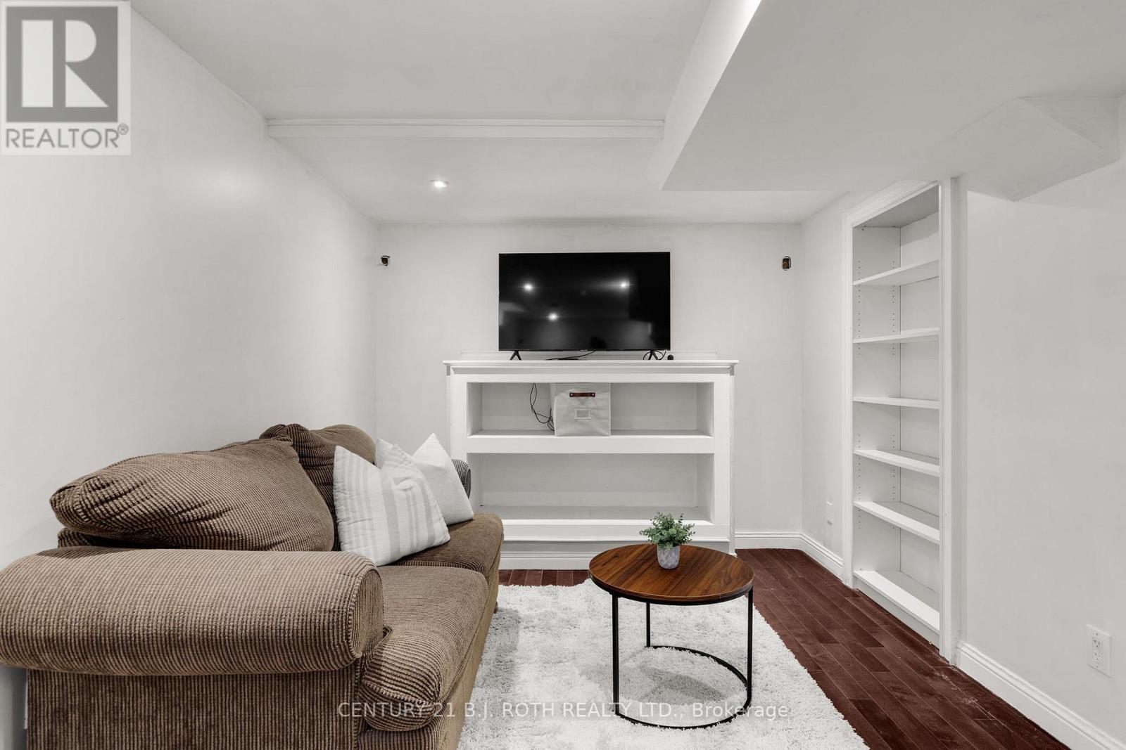 27 Golds Crescent, Barrie, ON - Indoor Photo Showing Living Room